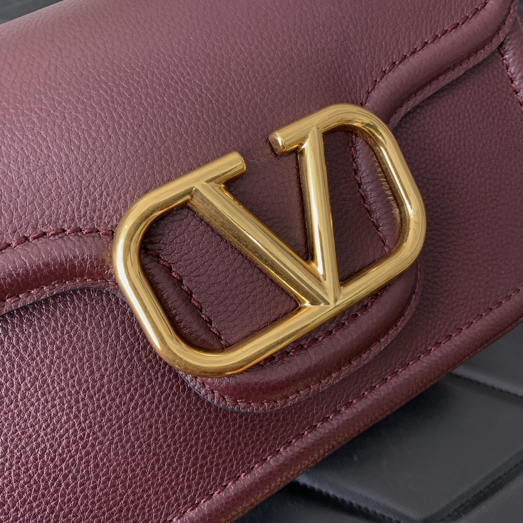 Va1e*ntin0 garavani allnite bag-23.5✖️18✖️8cm