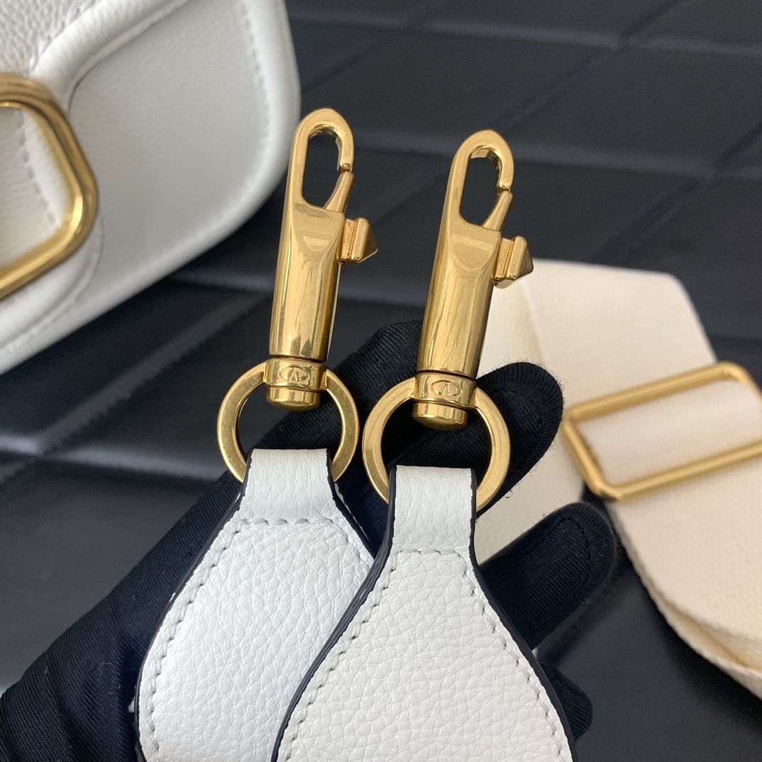 Va1e*ntin0 garavani allnite bag-23.5✖️18✖️8cm