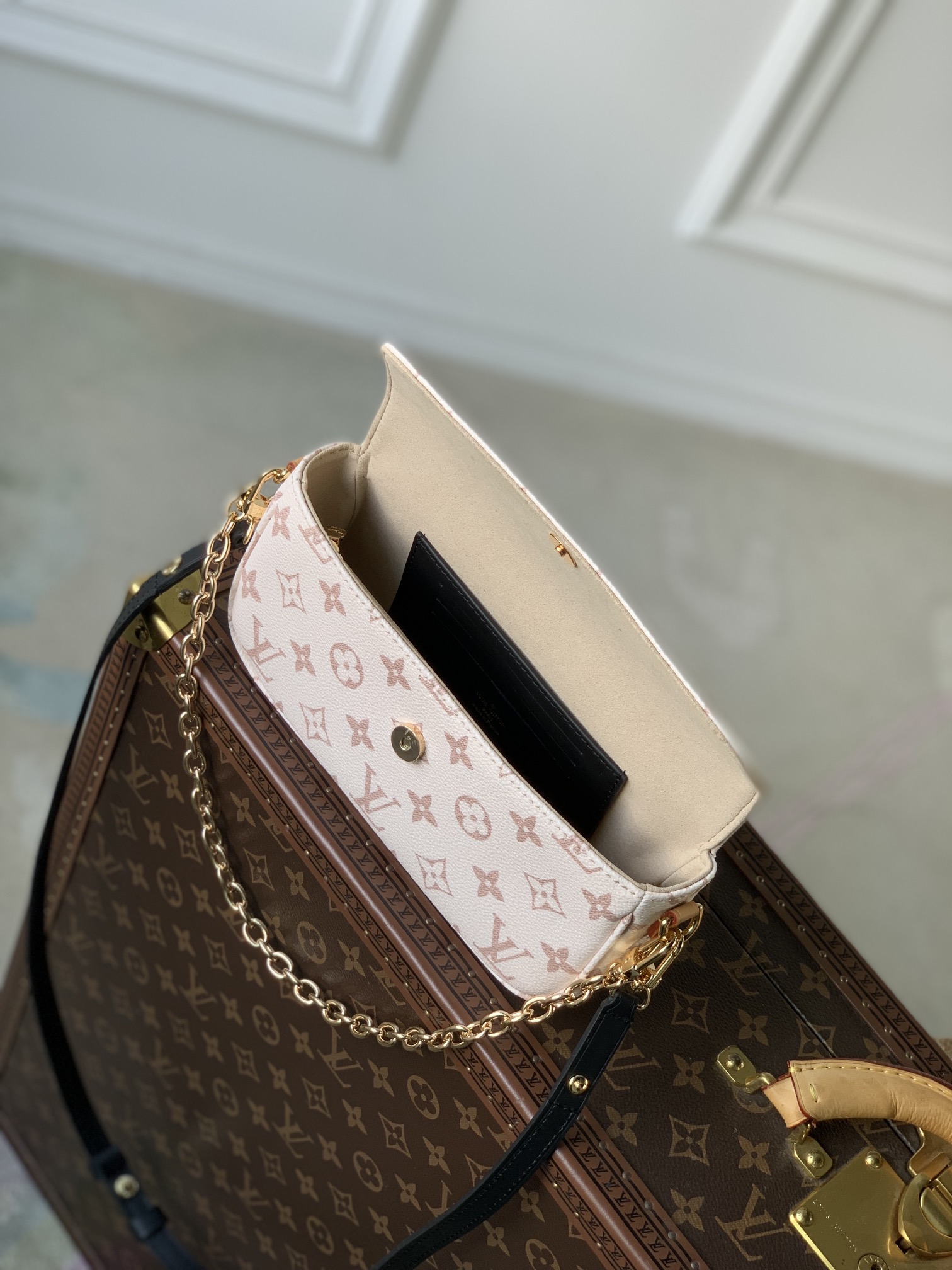 l0*is V*t0n wallet on chain ivy-23.5 x 12.0 x 4.3 cm