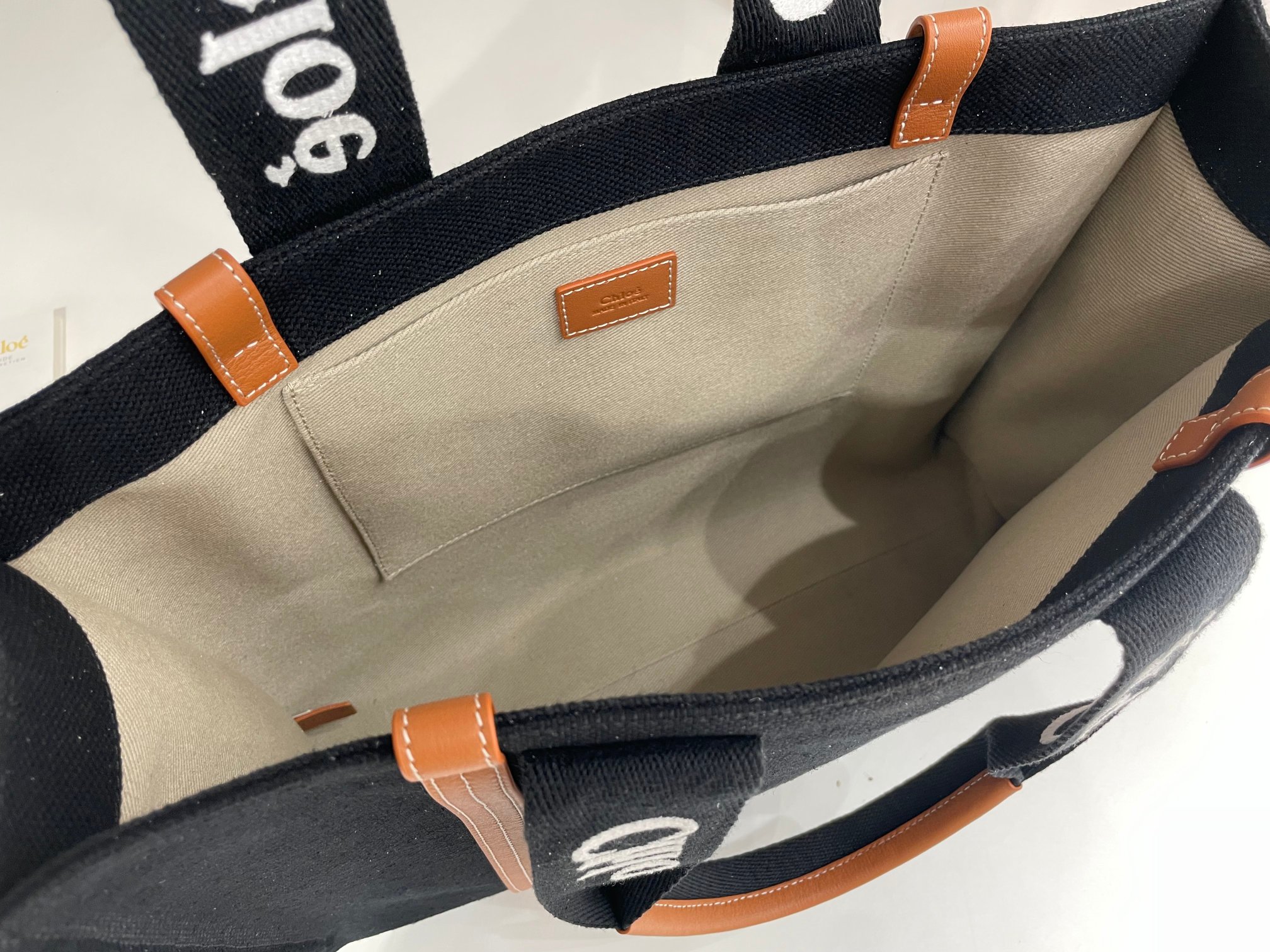 Ch10e woody tote bag