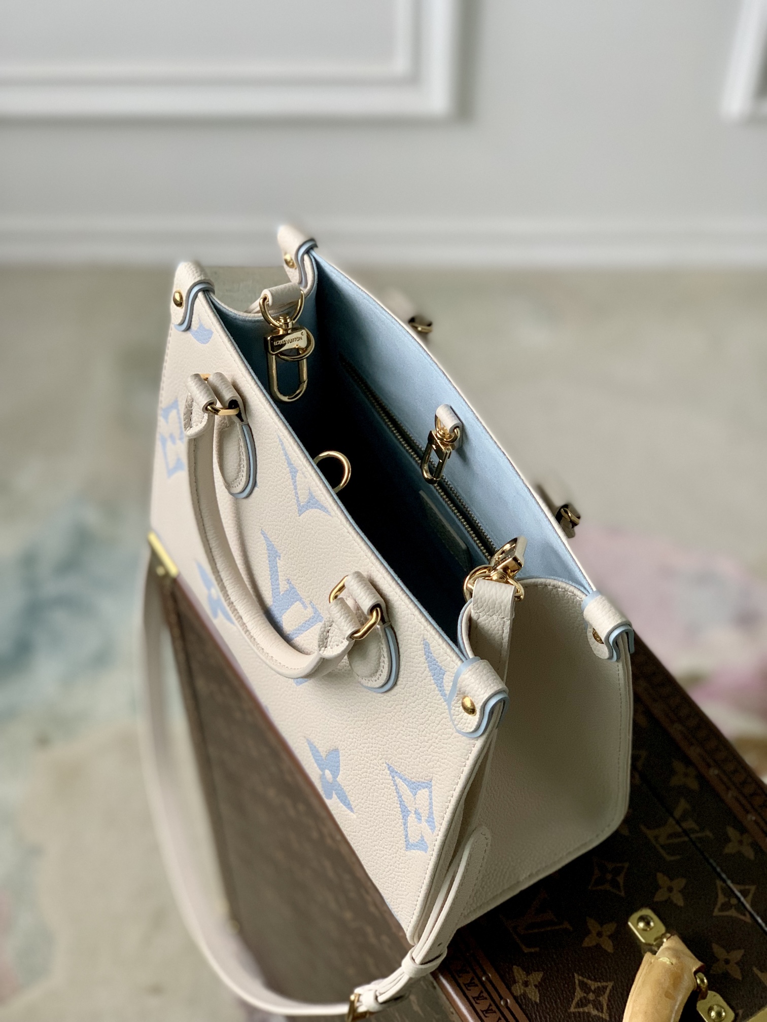 l0*is V*t0n onthego handbag-25*19*11.5 cm