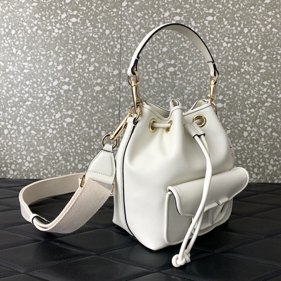 Va1e*ntin0 alentino garavani loco bag-16*19*11cm