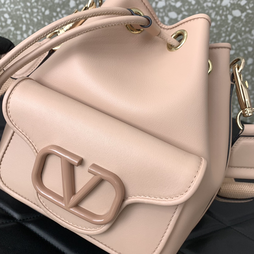 Va1e*ntin0 alentino garavani loco bag-16*19*11cm