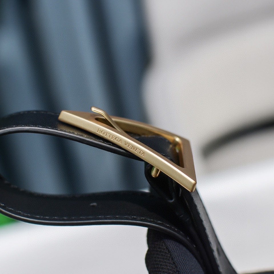 bo*te*ga Ve*ne*ta padded cassette bag-26*18*8cm