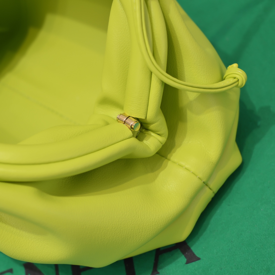 bo*te*ga Ve*ne*ta the pouch bag-22*9cm