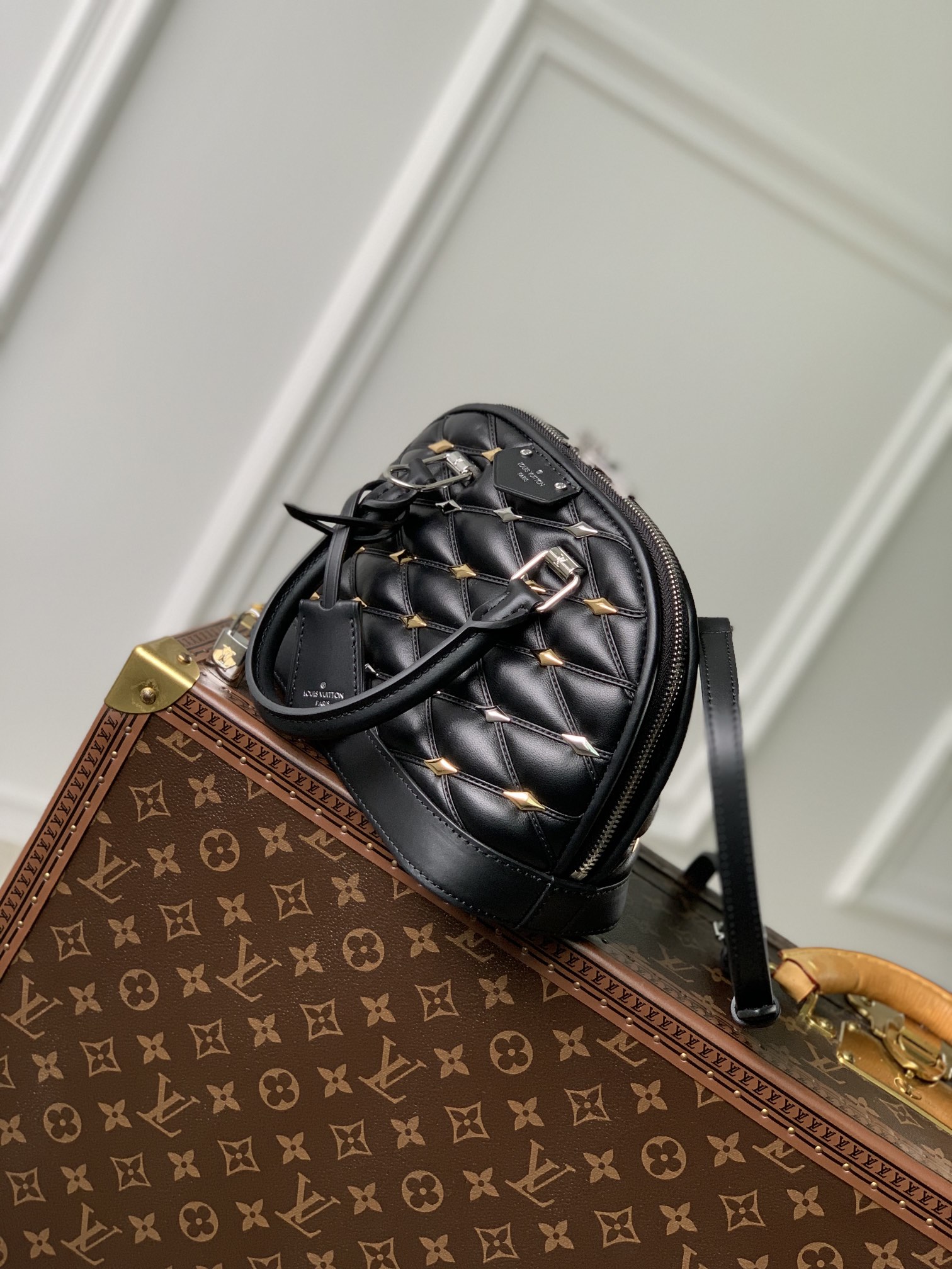 l0*is V*t0n alma bb m24062-23.5 x 17.5 x 11.5cm