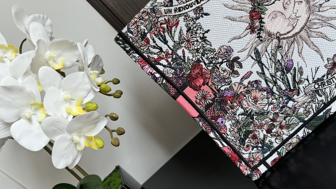 D*or small book tote-36.5cm