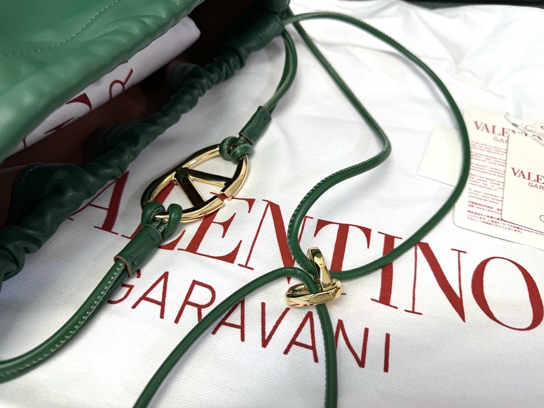 Va1e*ntin0 garavani vlogo pouf bag-23x19x14cm