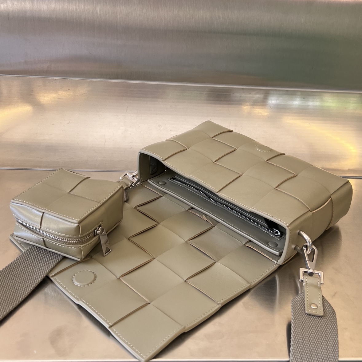 bo*te*ga Ve*ne*ta crossbody bag-23x15x5cm