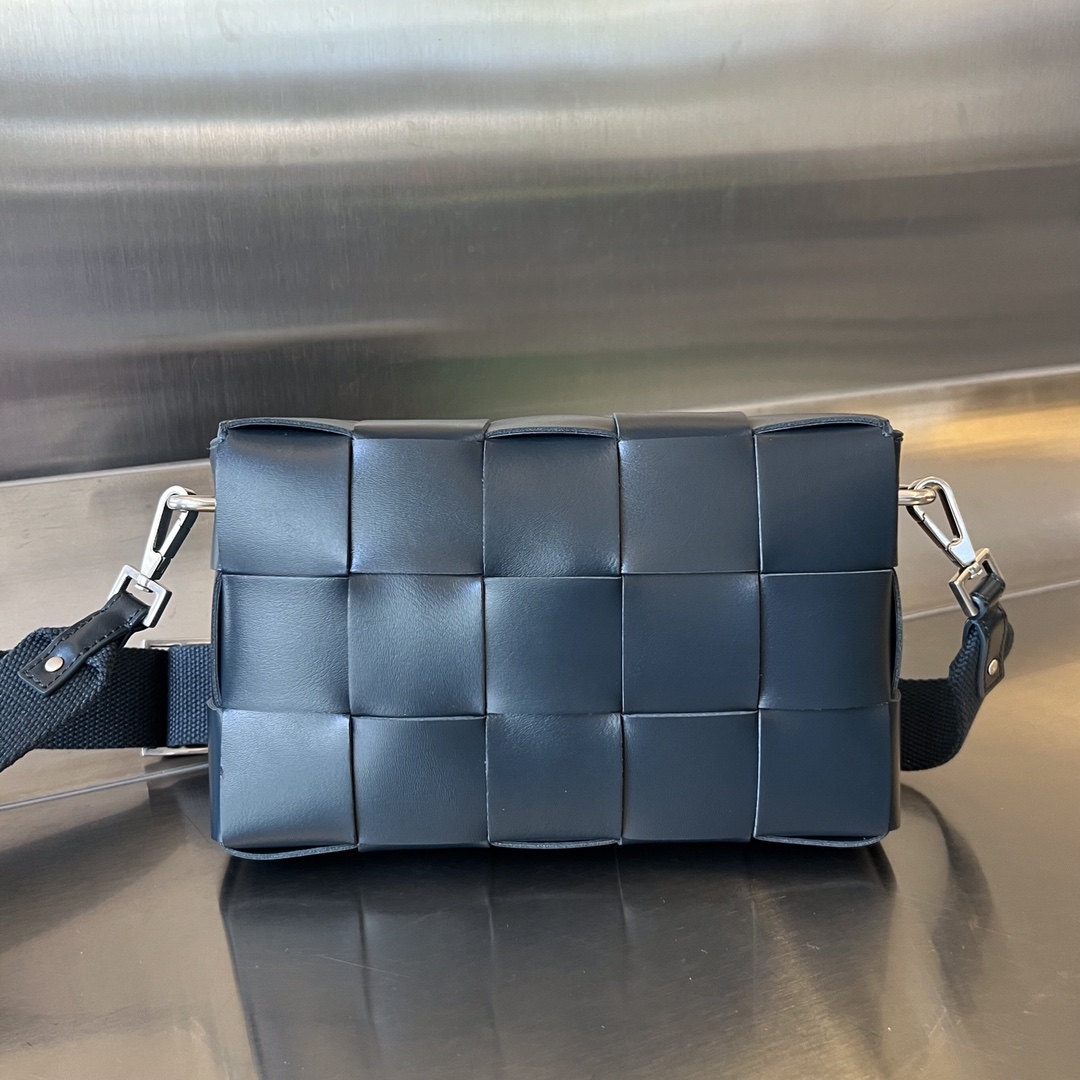 bo*te*ga Ve*ne*ta crossbody bag-23x15x5cm