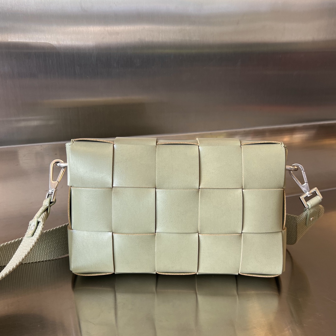 bo*te*ga Ve*ne*ta crossbody bag-23x15x5cm