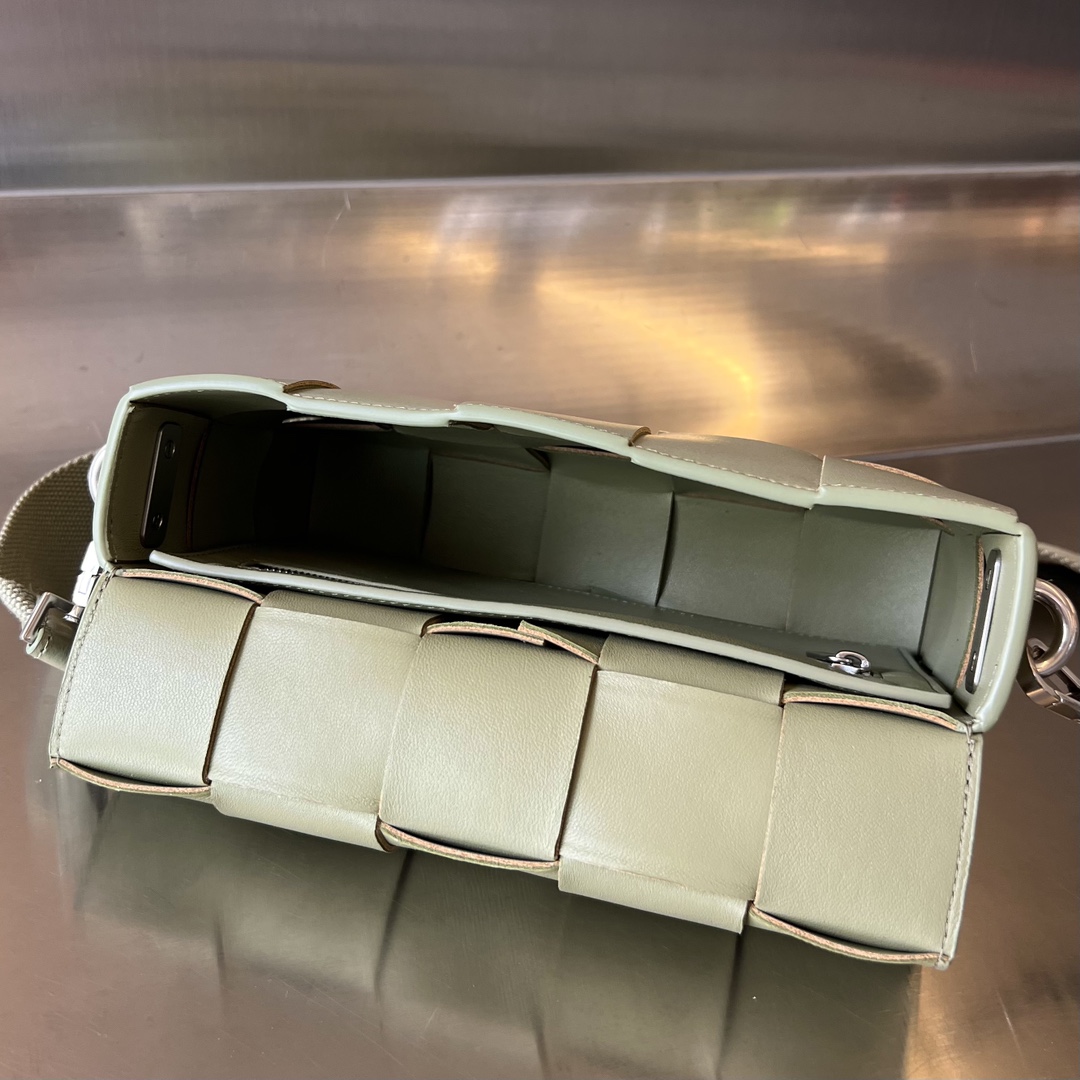 bo*te*ga Ve*ne*ta crossbody bag-23x15x5cm