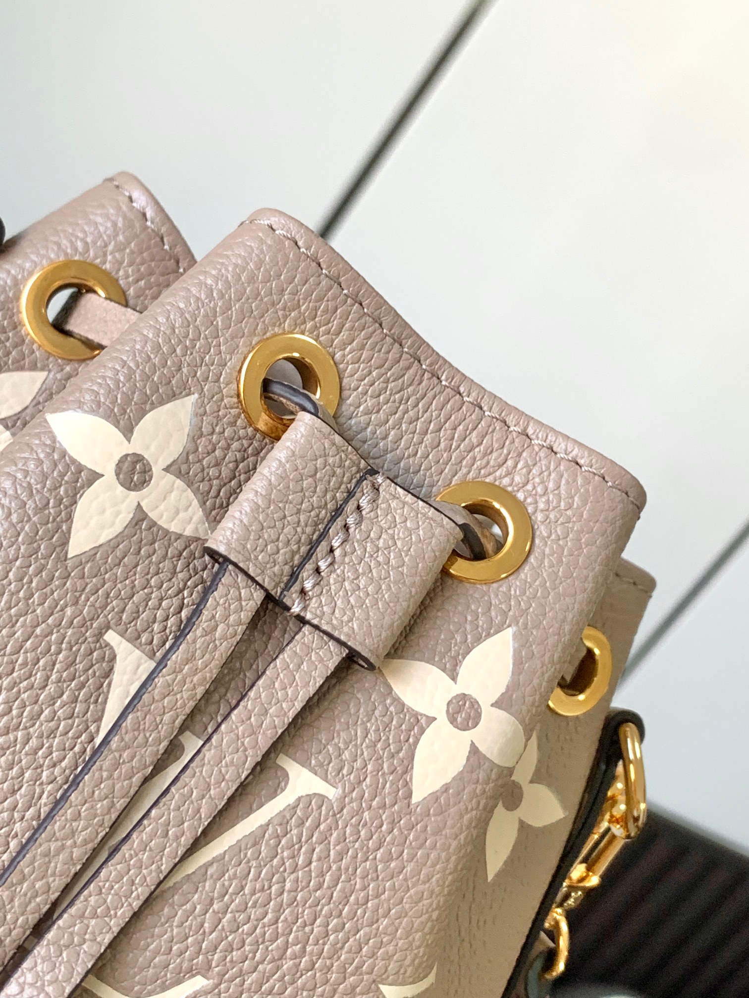 l0*is V*t0n nano noé-13 x 16 x 10cm