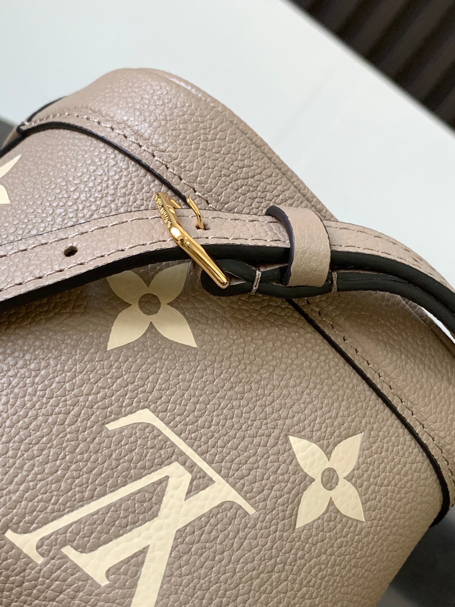 l0*is V*t0n nano noé-13 x 16 x 10cm