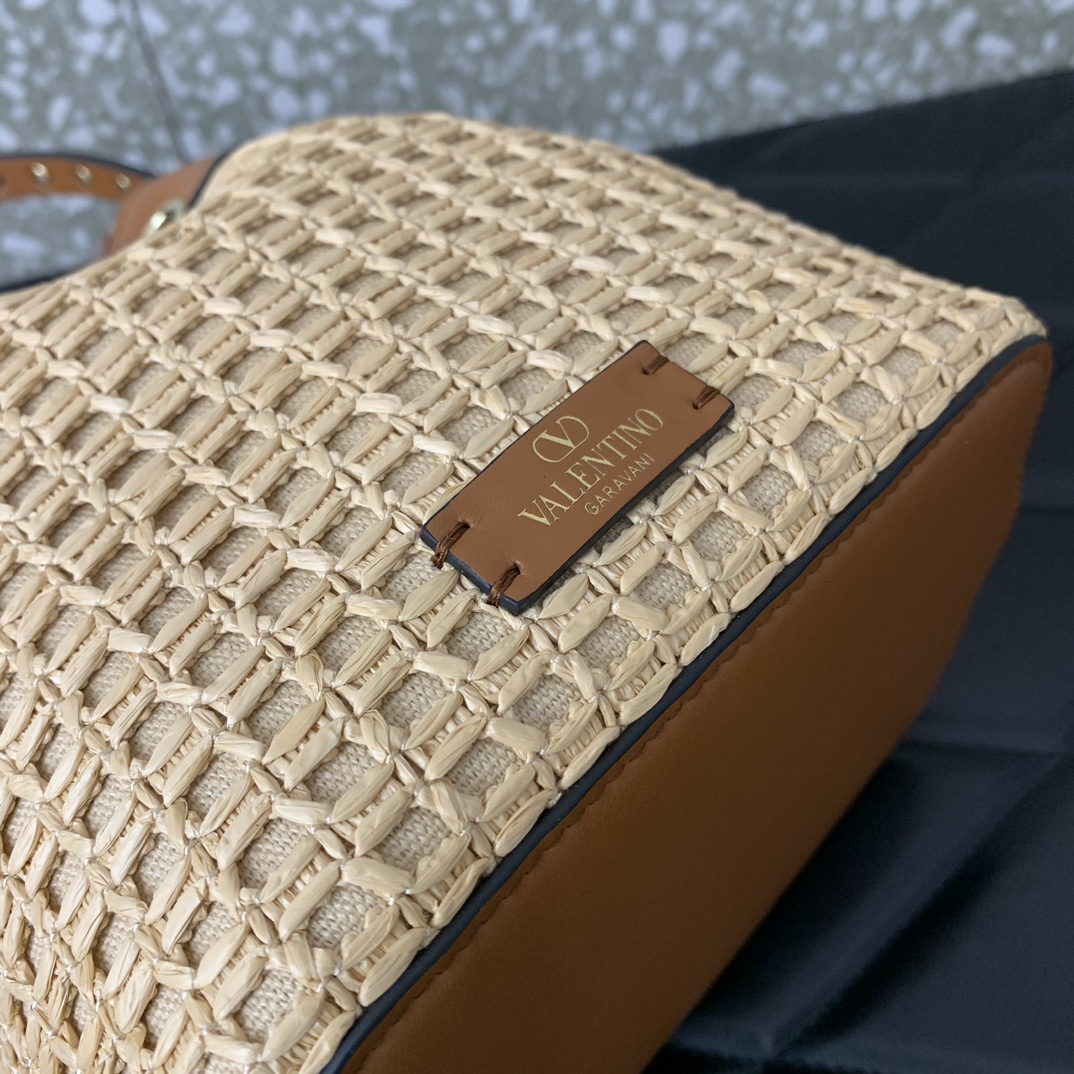 Va1e*ntin0 garavani rockstud bucket in woven raffia-16*18*11cm