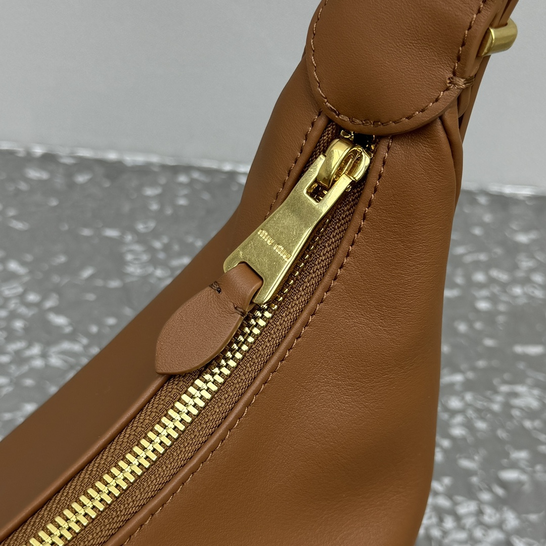 M*um*u black leather hobo bag-27*8*20cm