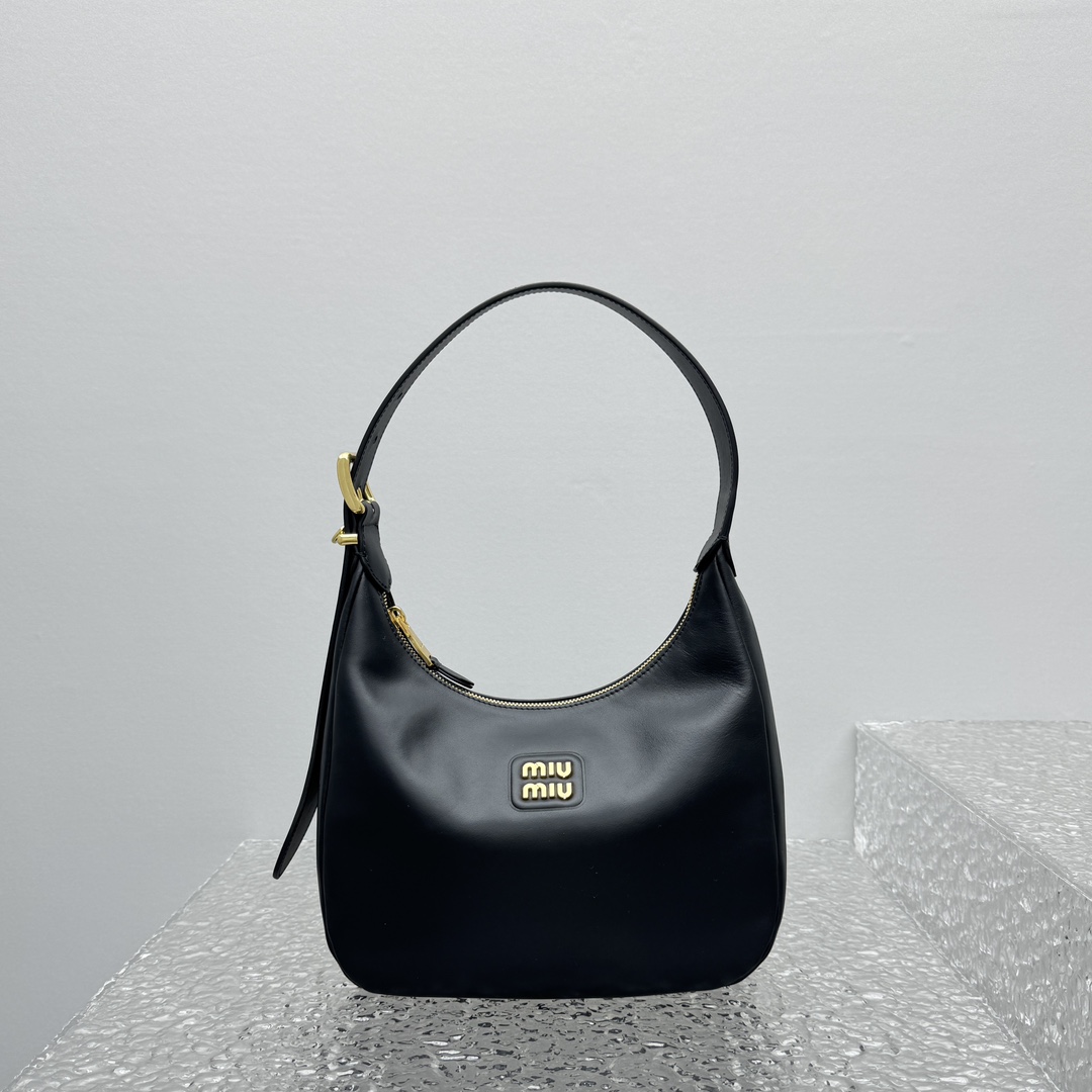M*um*u black leather hobo bag-27*8*20cm
