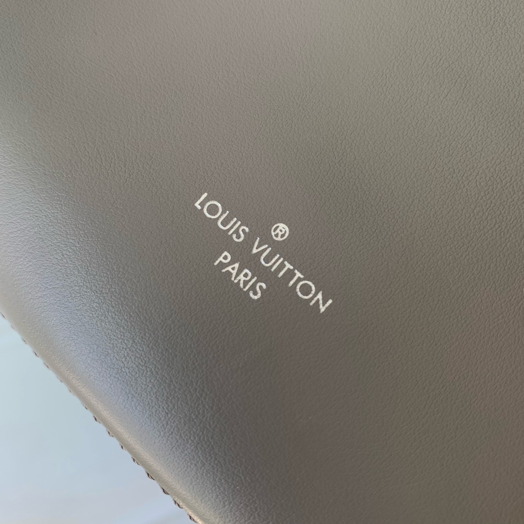 l0*is V*t0n slim trunk--m25445-23 x 12 x 4cm