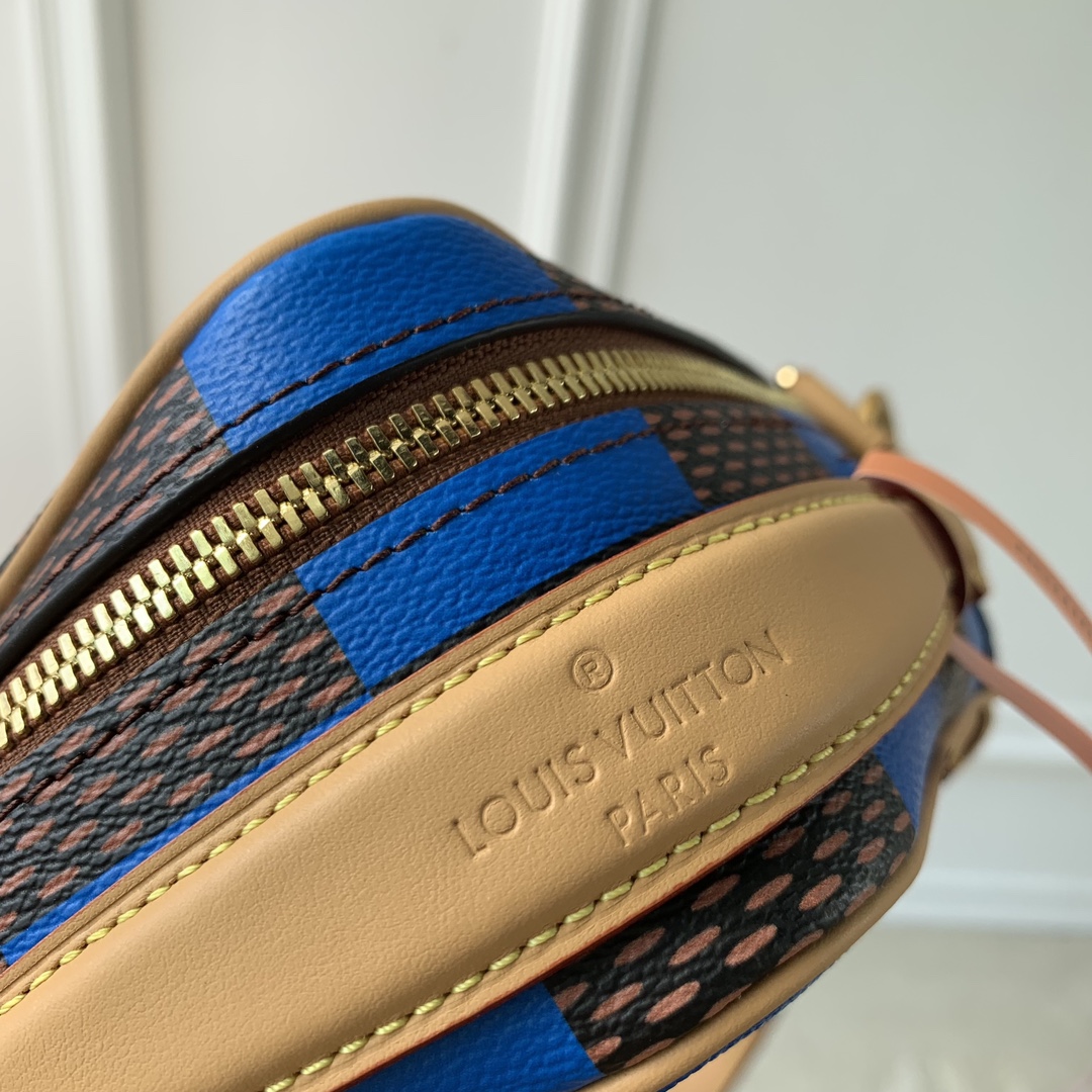 l0*is V*t0n chess messenger bag-24 x 24 x 8cm