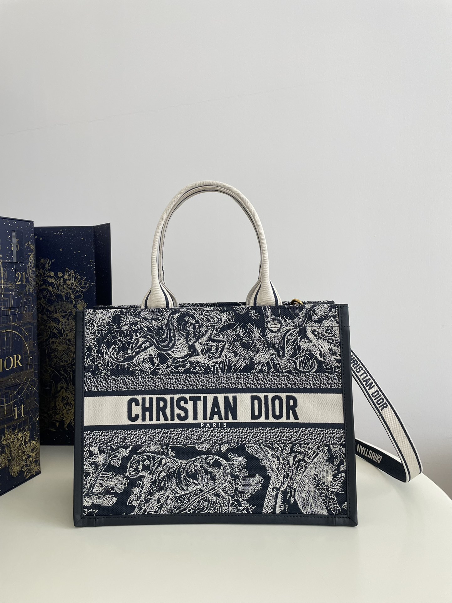 D*or small book tote-36.5cm