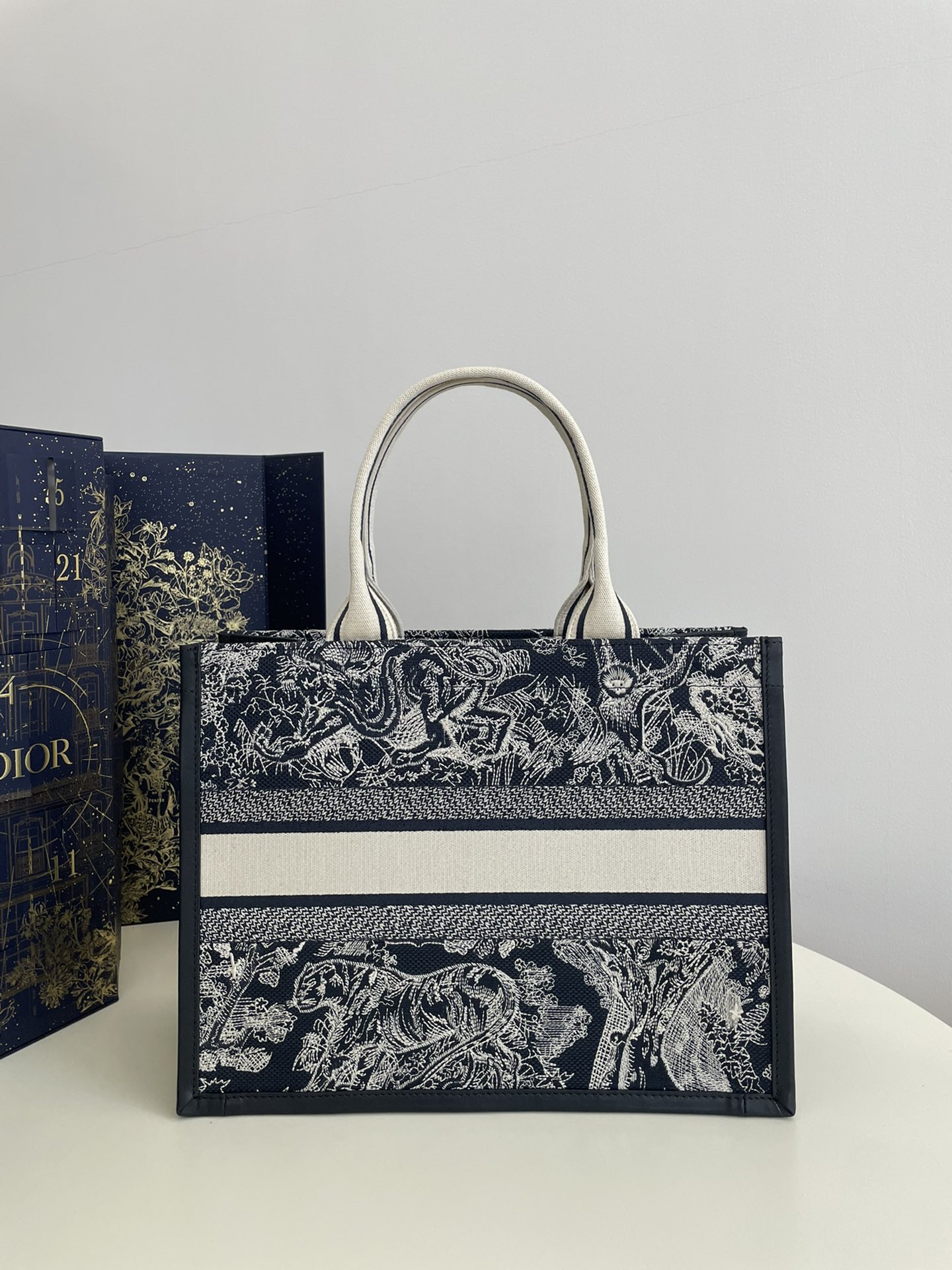 D*or small book tote-36.5cm