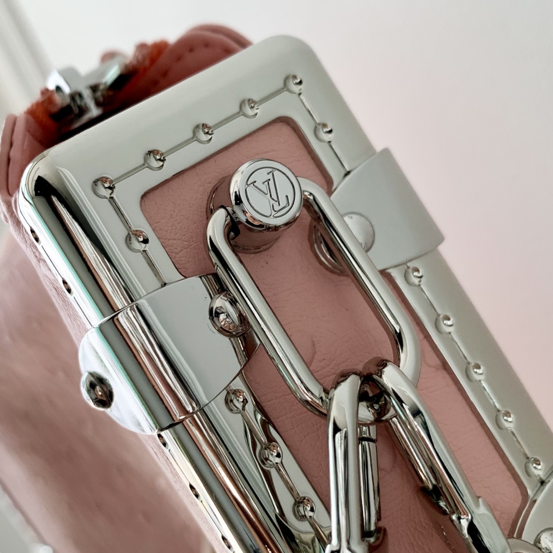 l0*is V*t0n slim trunk--m25445-23 x 12 x 4cm