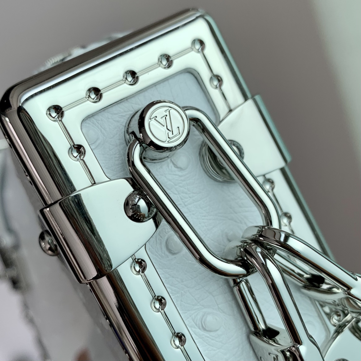 l0*is V*t0n slim trunk--m25445-23 x 12 x 4cm