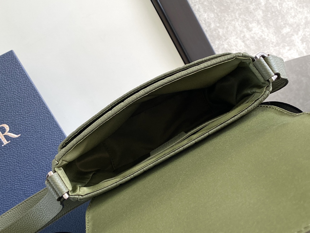 D*or men messenger bag-21 x 18 x 6cm