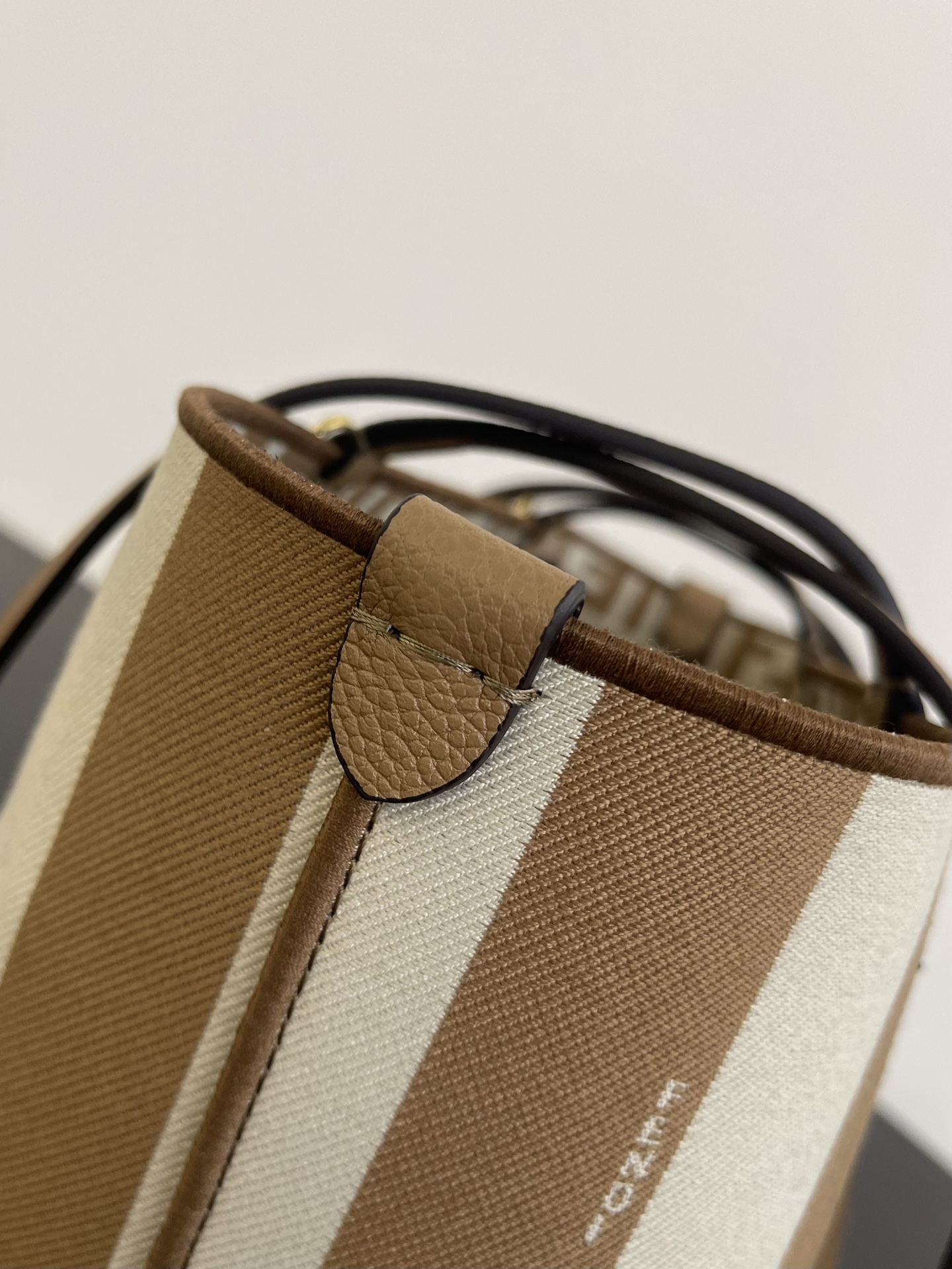 F**di tote-22x14x18cm