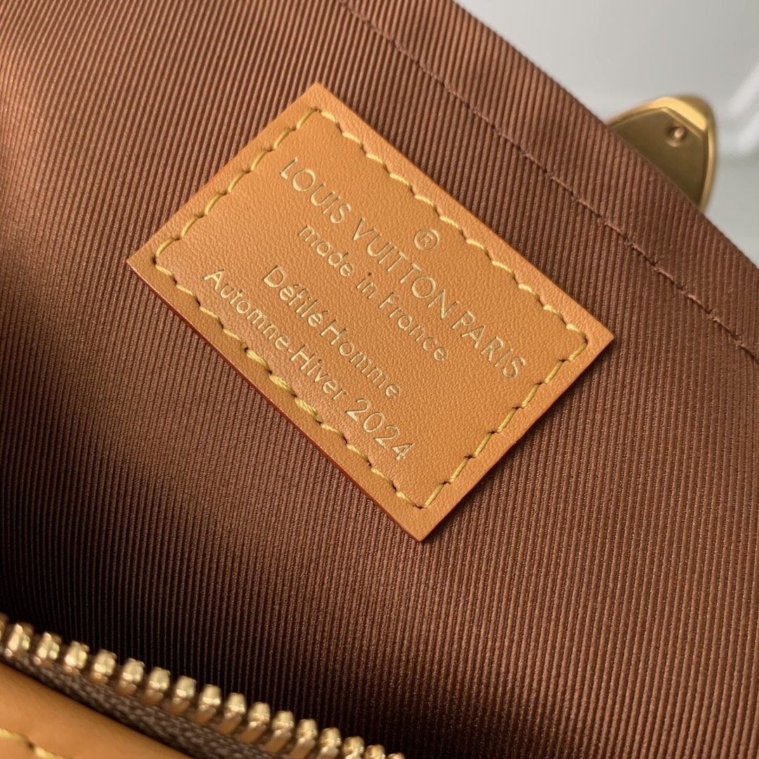 l0*is V*t0n soul trunk east west -29 x 17.5 x 10cm