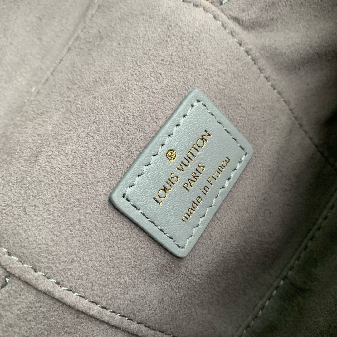 l0*is V*t0n vanity chain pouch-19*1.5*6.5cm