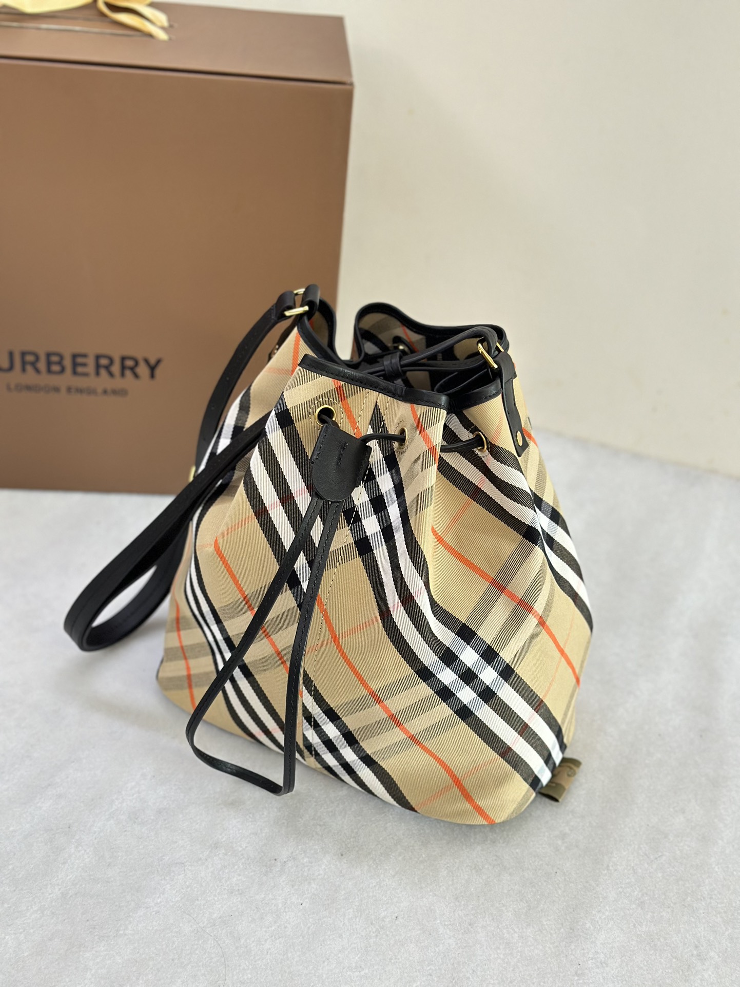 B**rry bucket bag-27.5 x 16 x 29cm