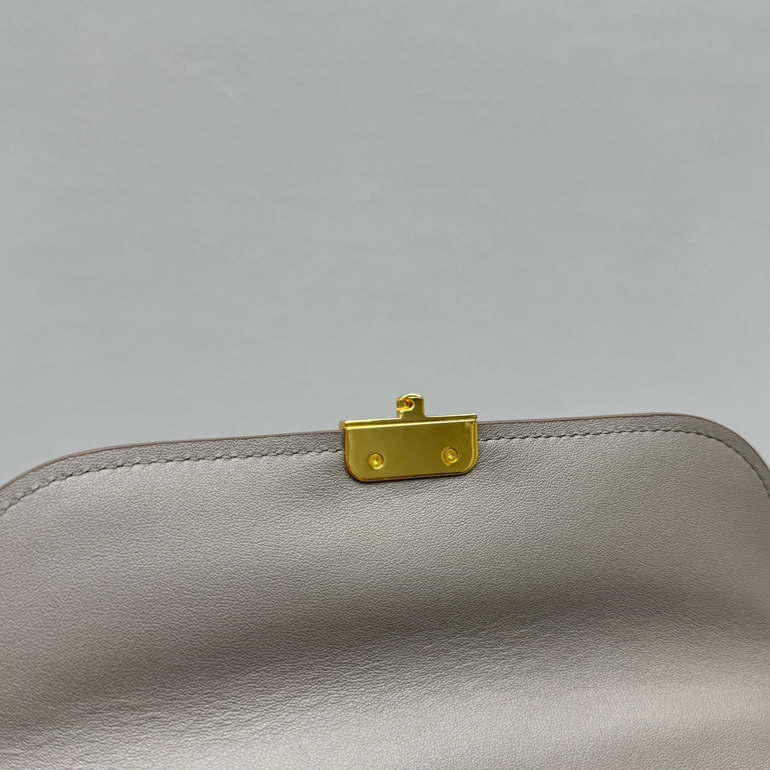 M*um*u leather shoulder bag -25*8*15cm