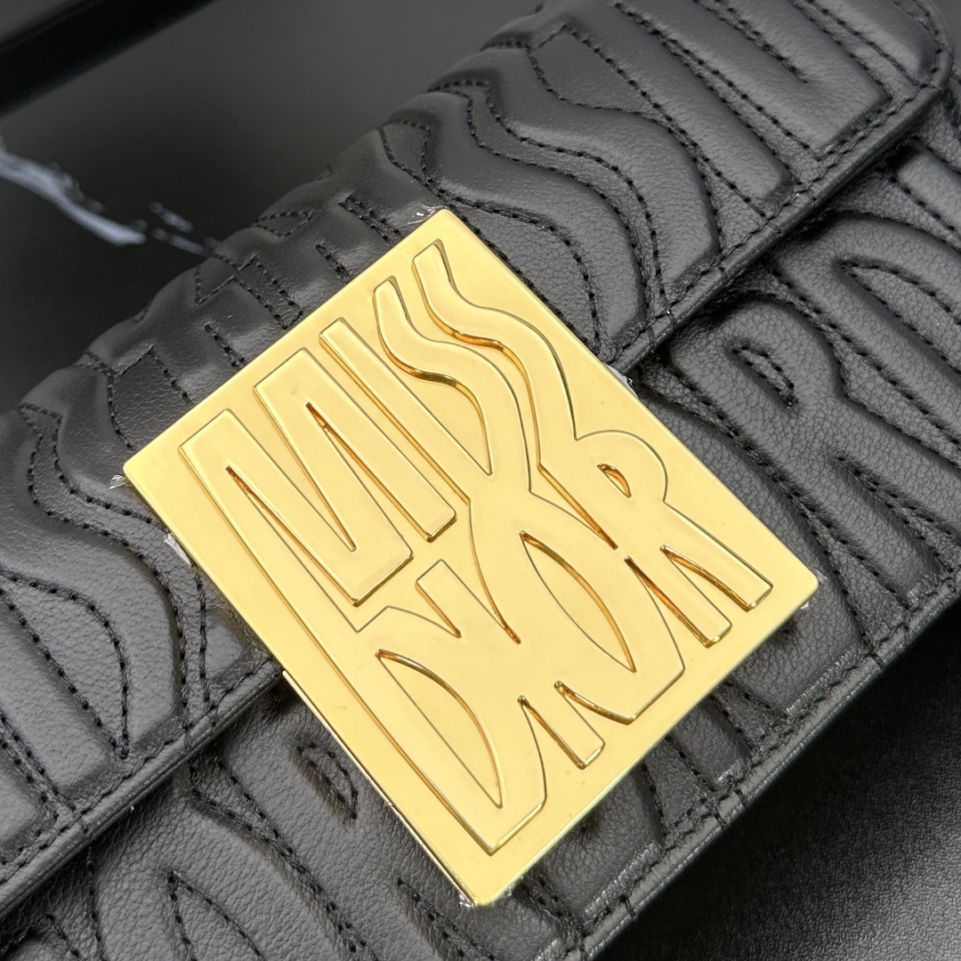 D*or miss D*or allover bag-22*11*6cm