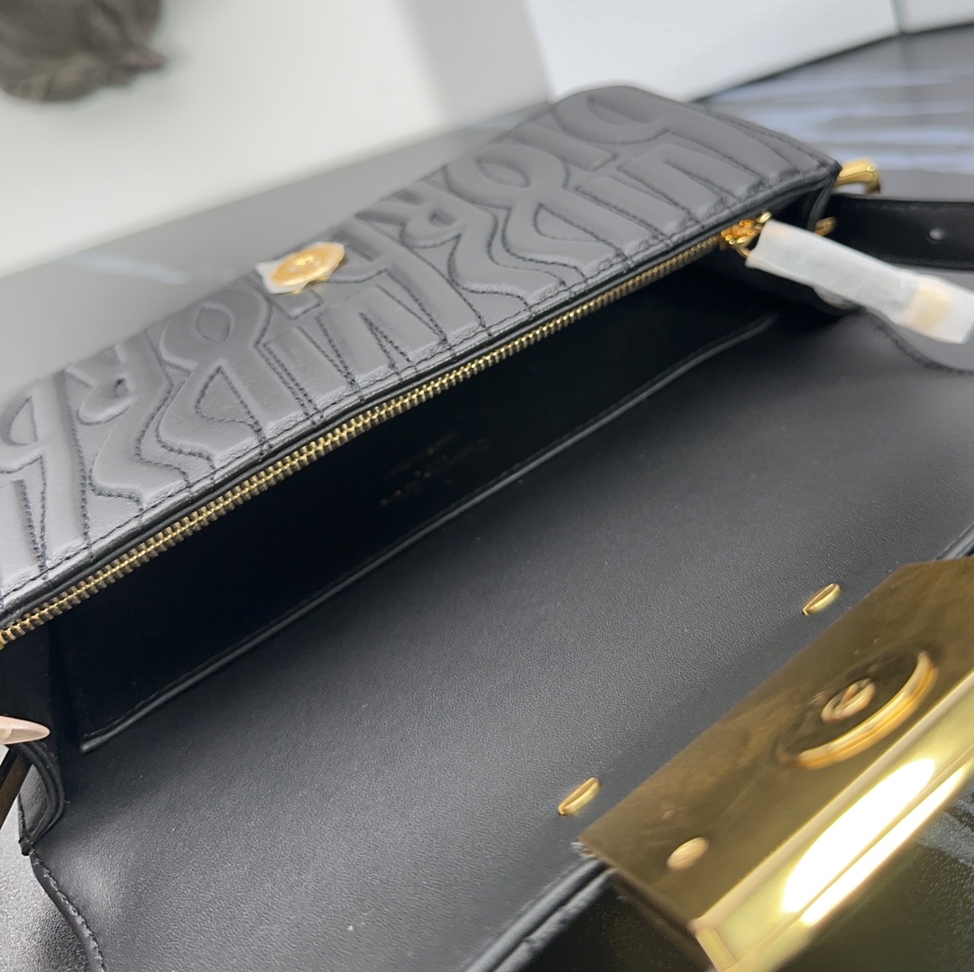 D*or miss D*or allover bag-22*11*6cm