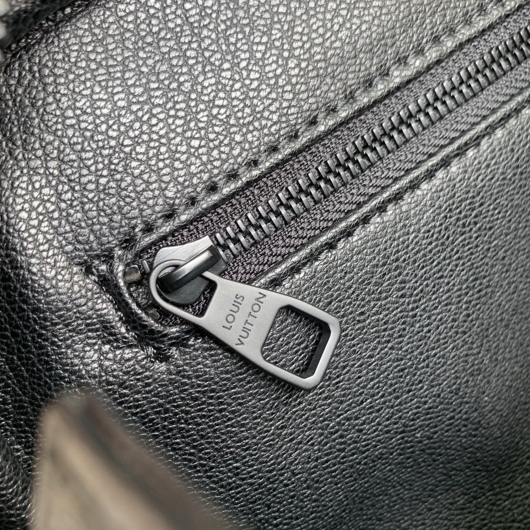 L0vis Vvtt0n Locker Dopp Kit Pouch -28 x 15 x 16.5CM