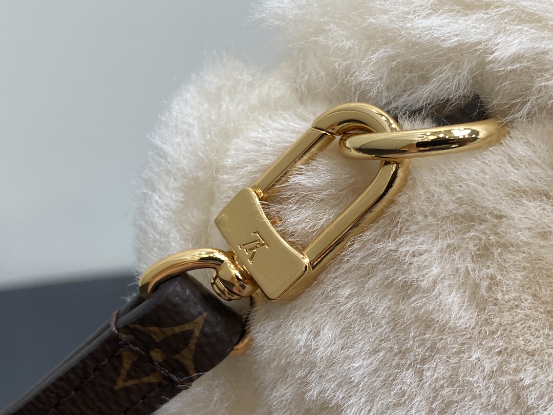 l0vis Vvtt0n ski nano teddy backpack m11919-16.5 x 13 x 25cm