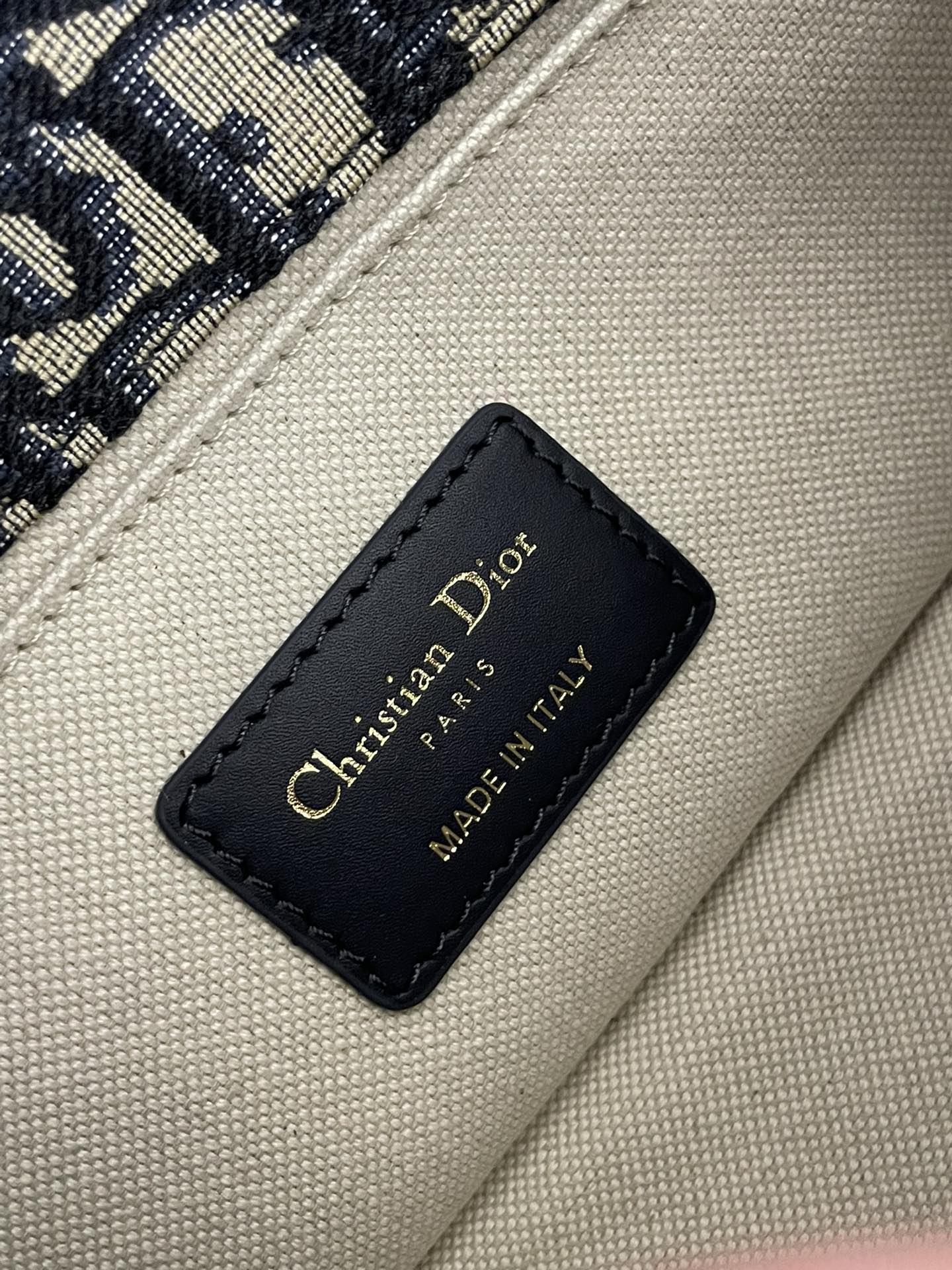 Di0r Bobby East-West-21*5*12CM