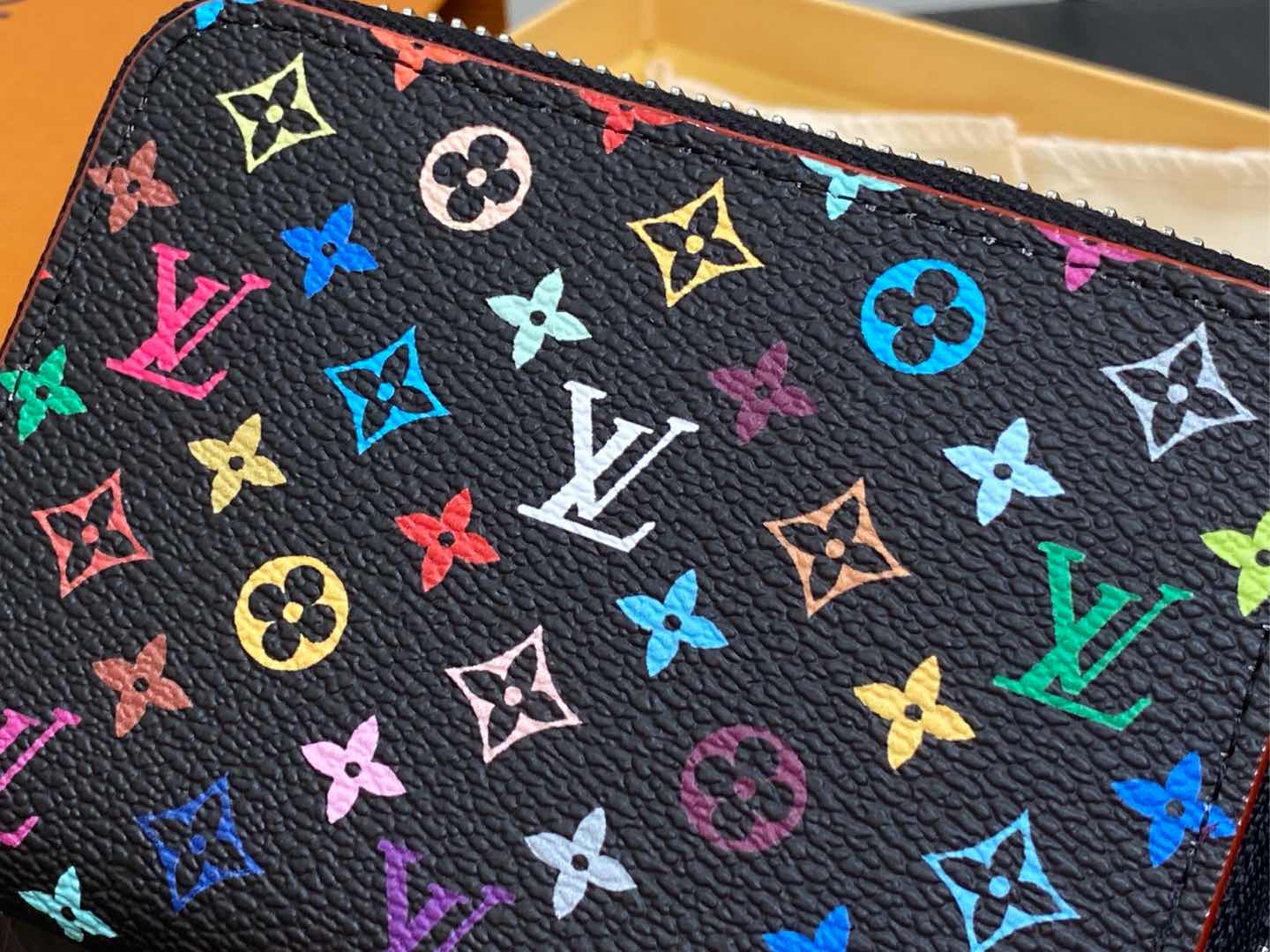 L0vis Vvtt0n Zippy Wallet-11 x 8.5 x 2CM
