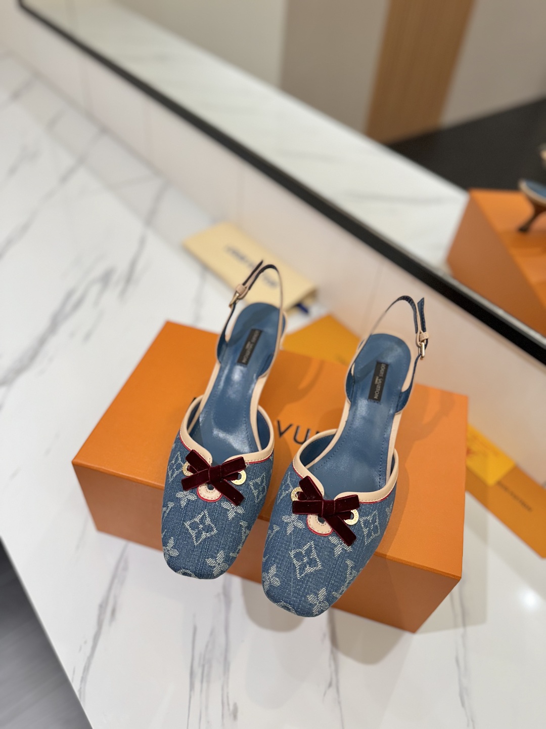 L0vis Vvtt0n Sandals
