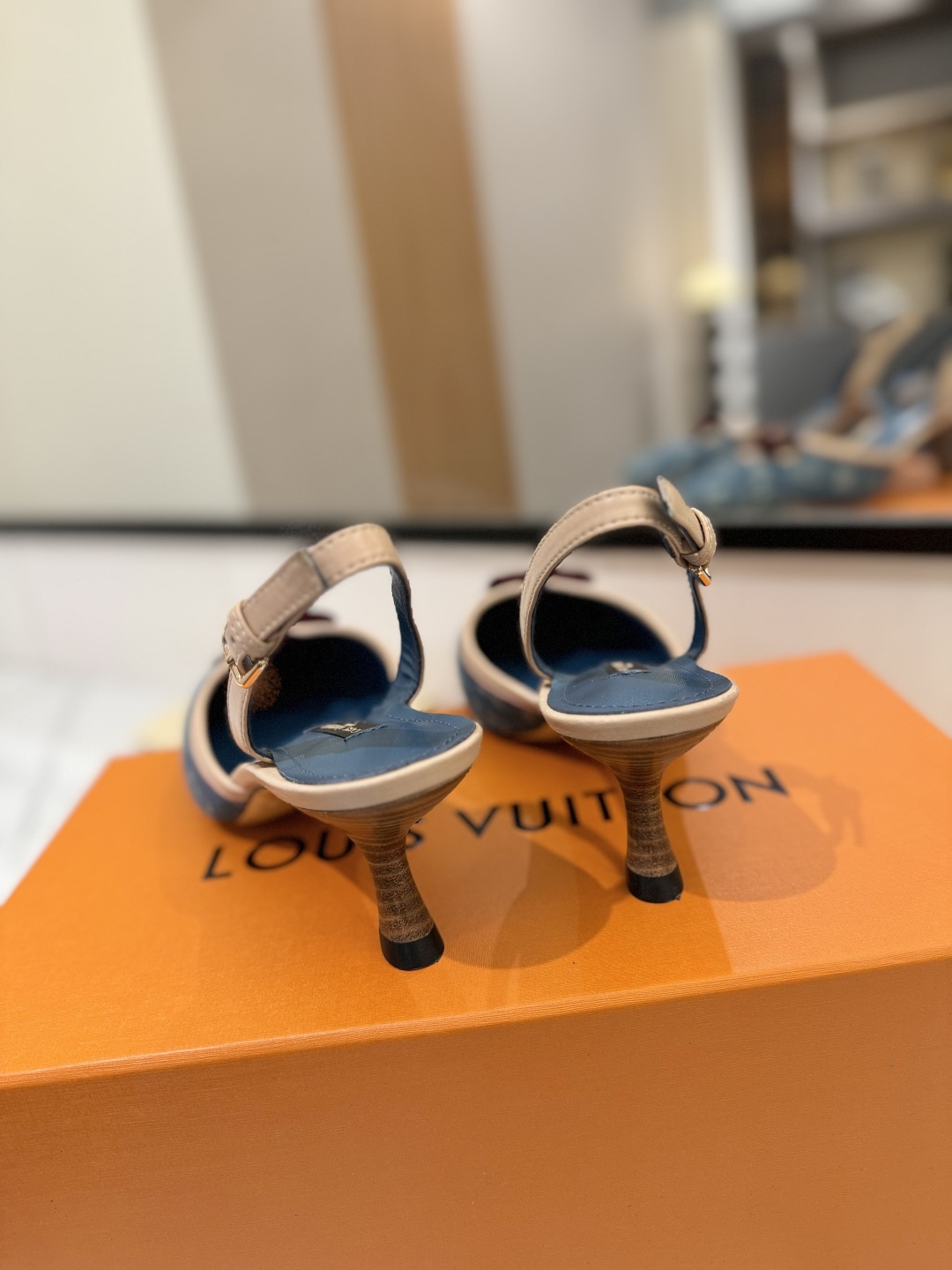 L0vis Vvtt0n Sandals