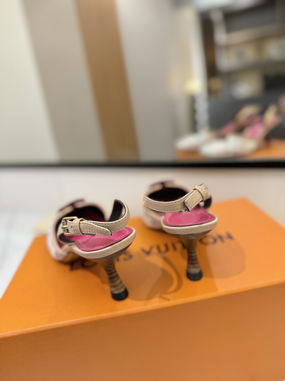 L0vis Vvtt0n Sandals
