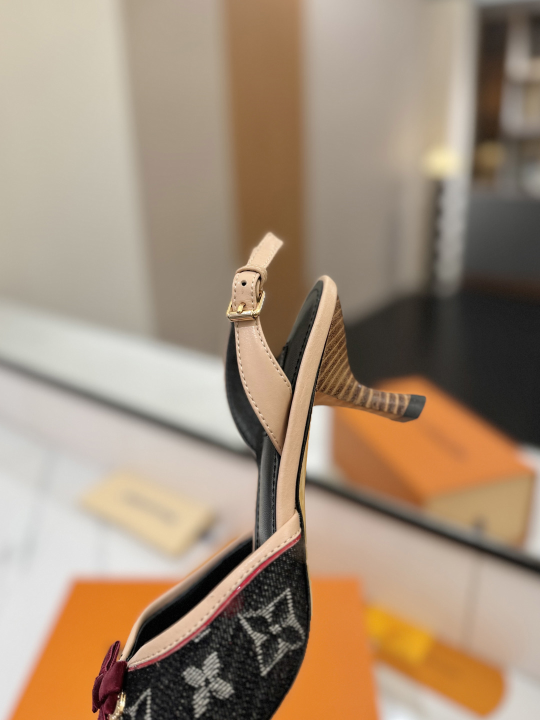 L0vis Vvtt0n Sandals