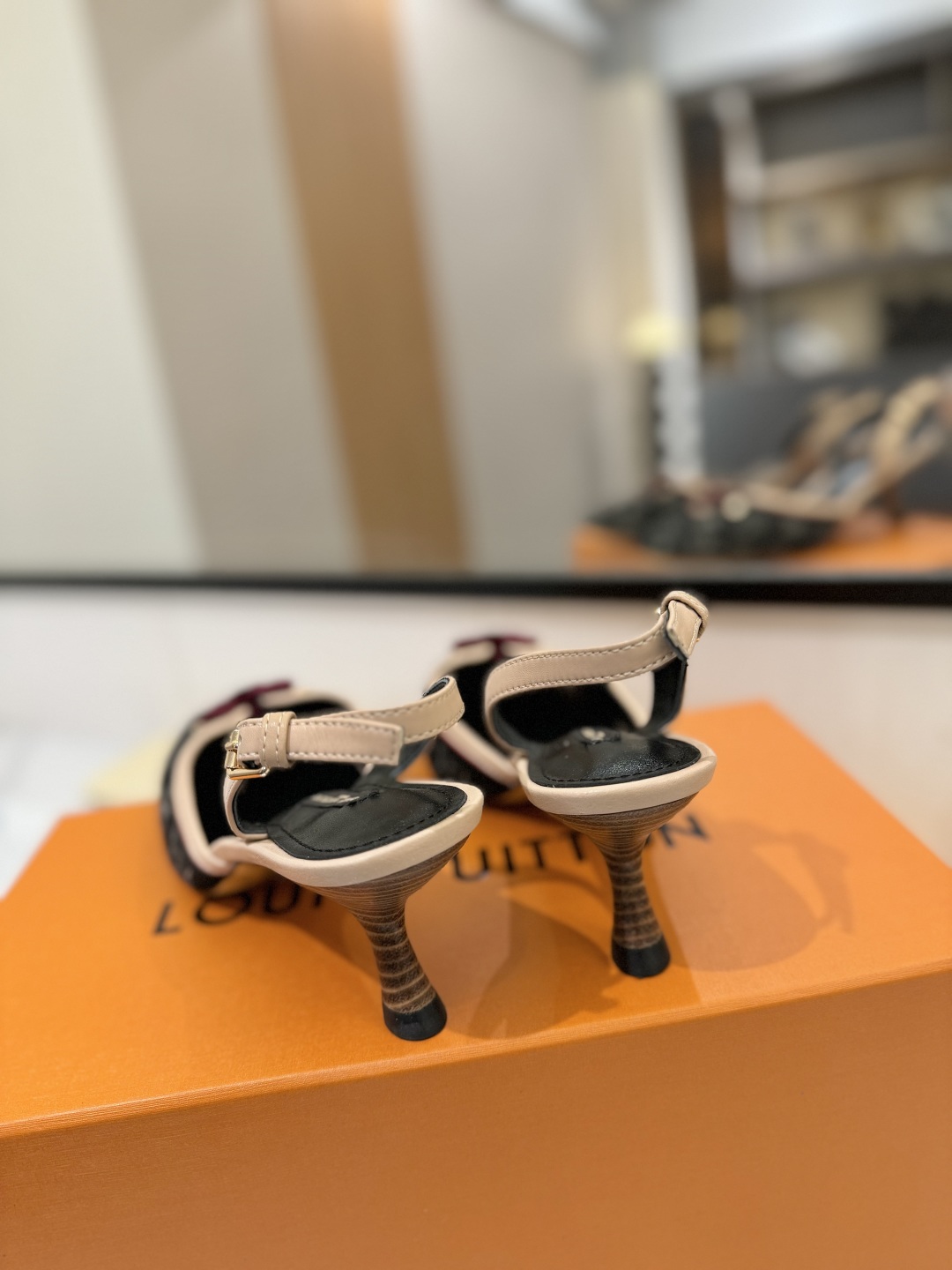 L0vis Vvtt0n Sandals