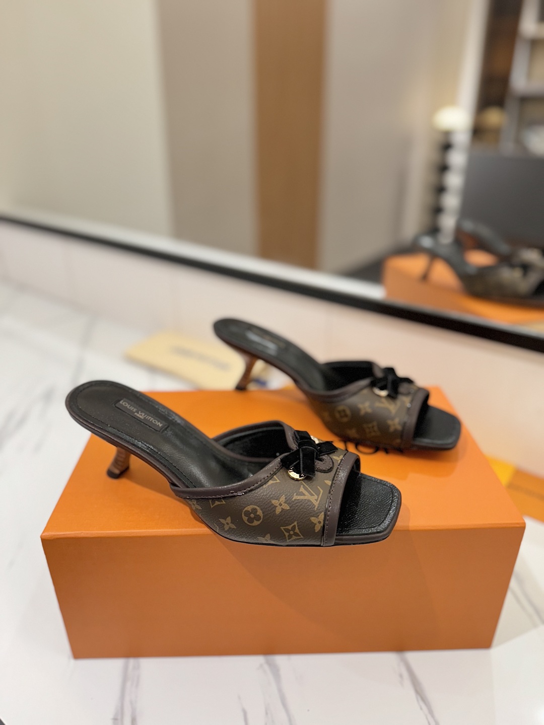 L0vis Vvtt0n Sandals