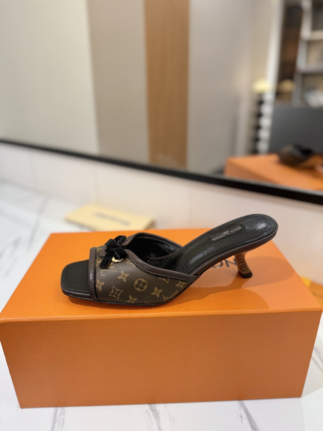 L0vis Vvtt0n Sandals