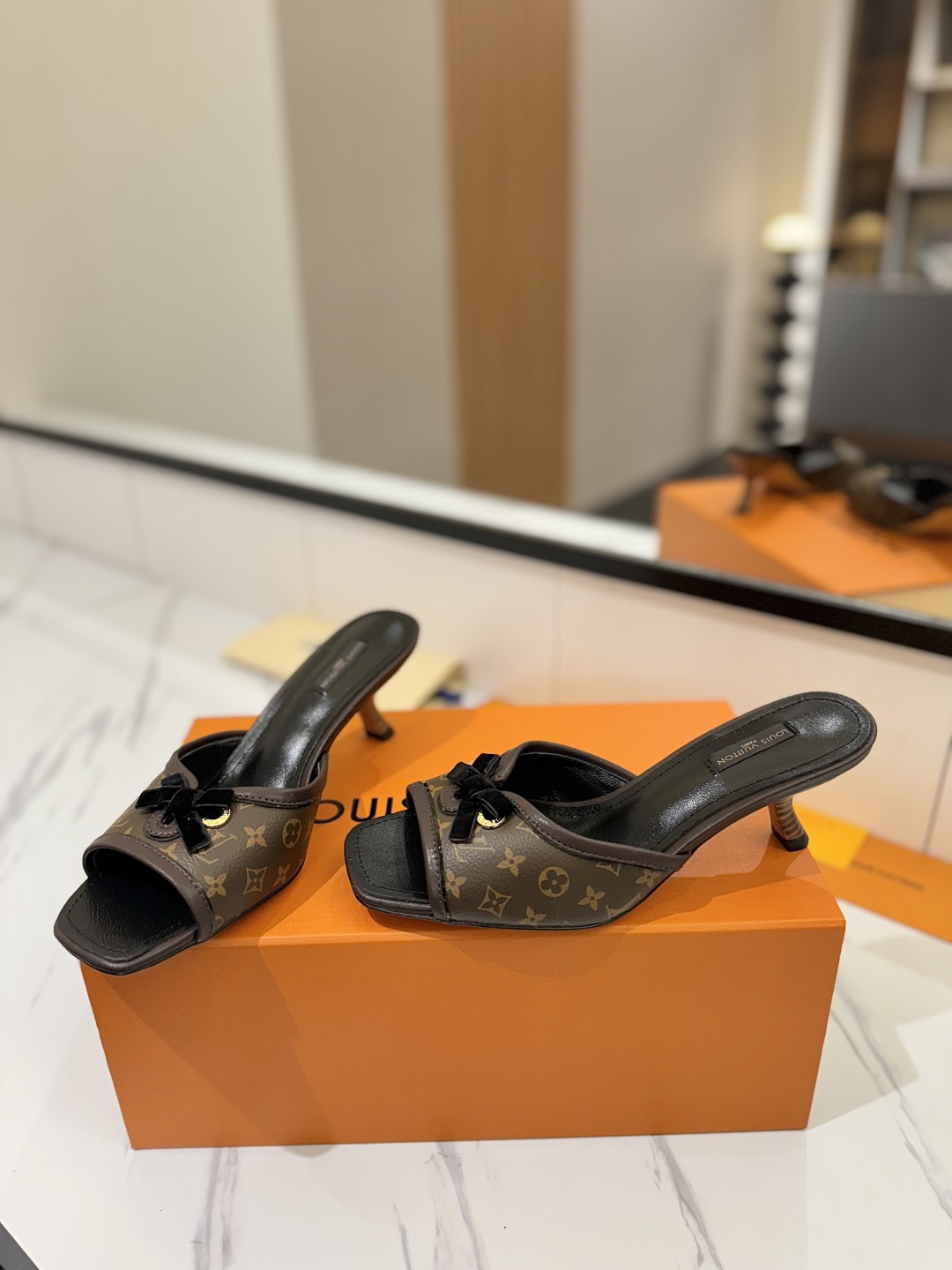 L0vis Vvtt0n Sandals