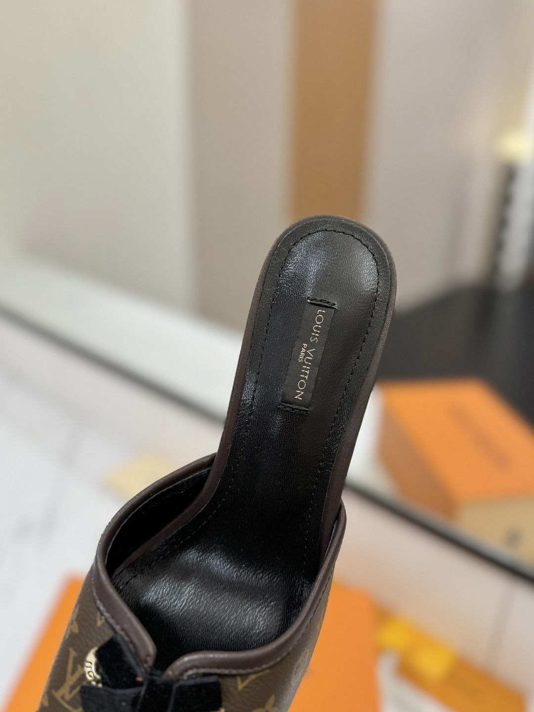 L0vis Vvtt0n Sandals