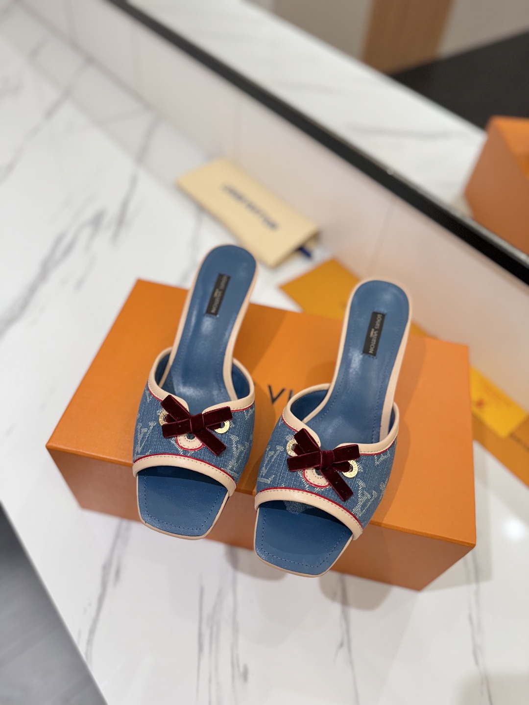 L0vis Vvtt0n Sandals
