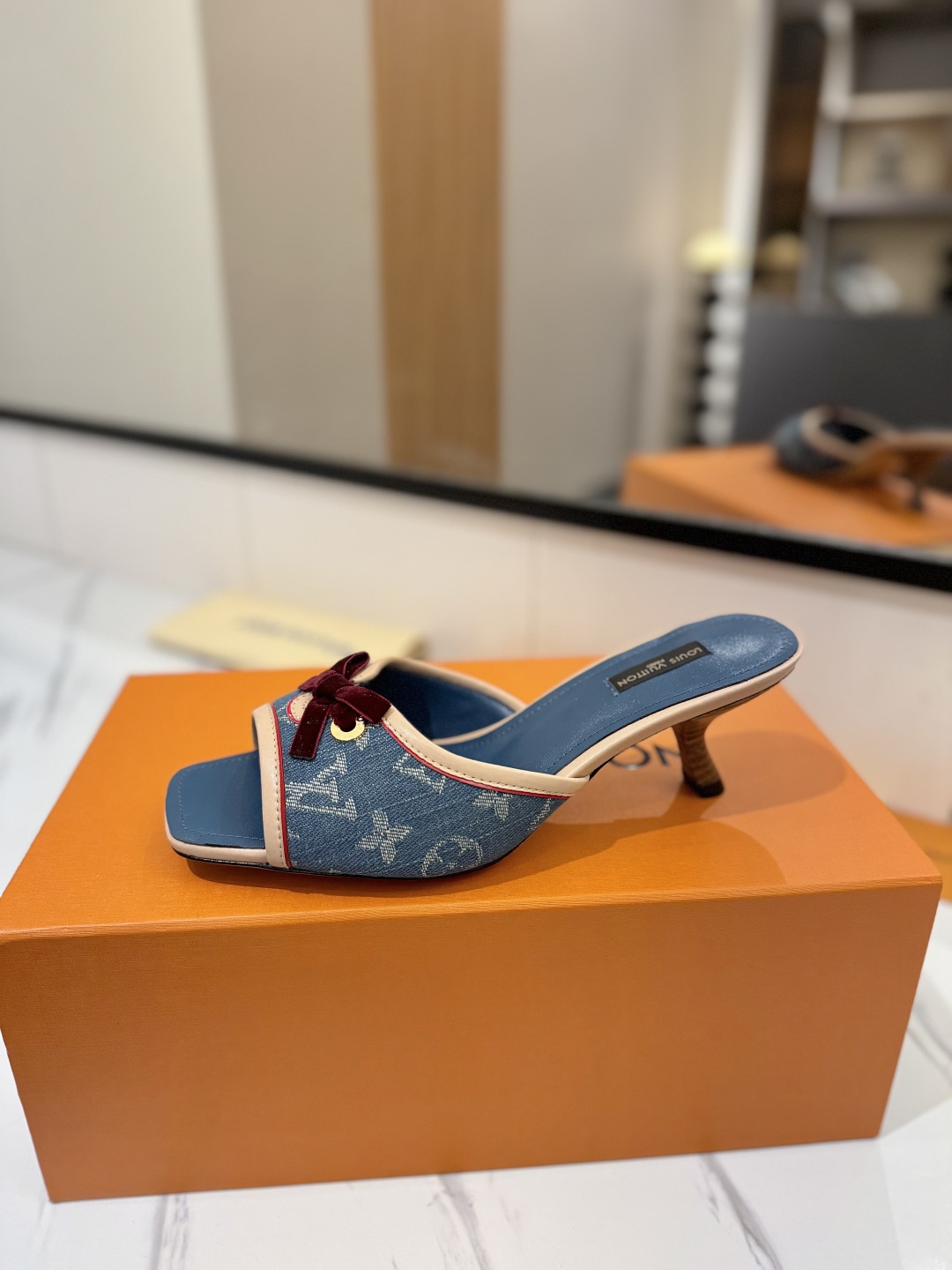 L0vis Vvtt0n Sandals